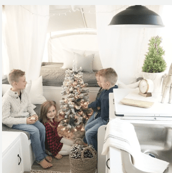 Camper : How we decorate for the Holidays!