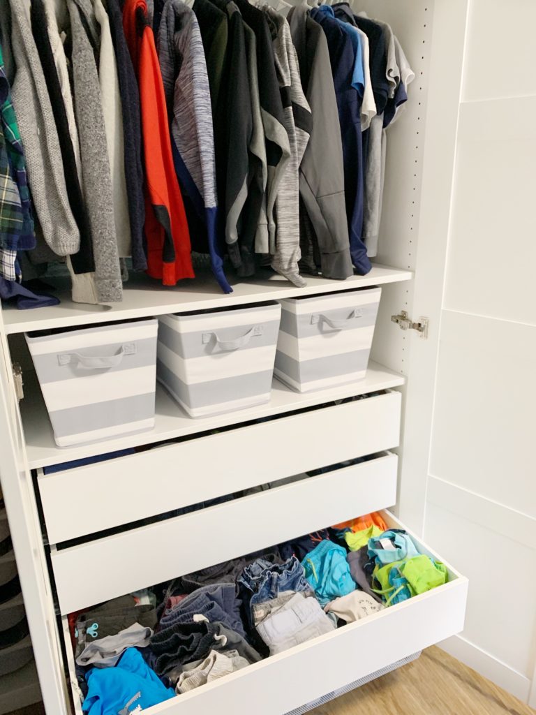 How to Organize a Bedroom Closet ( All Ages) 