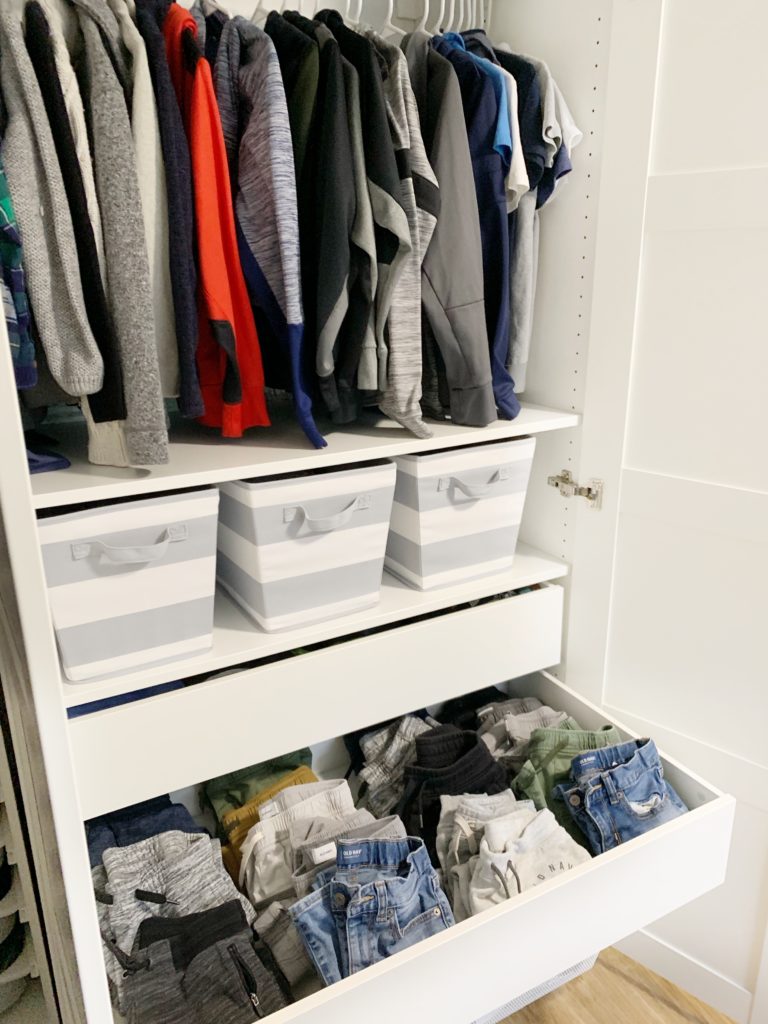 How to Organize a Bedroom Closet ( All Ages) 